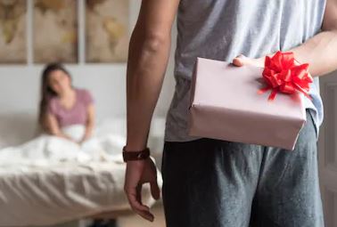 mand der overraske sin partner i sengen med gave