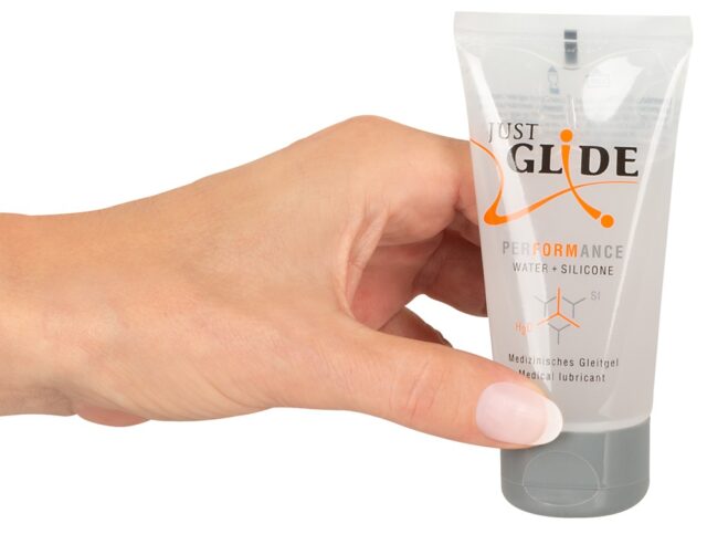 Just Glide Performance vand + silikone glidecreme i hånd